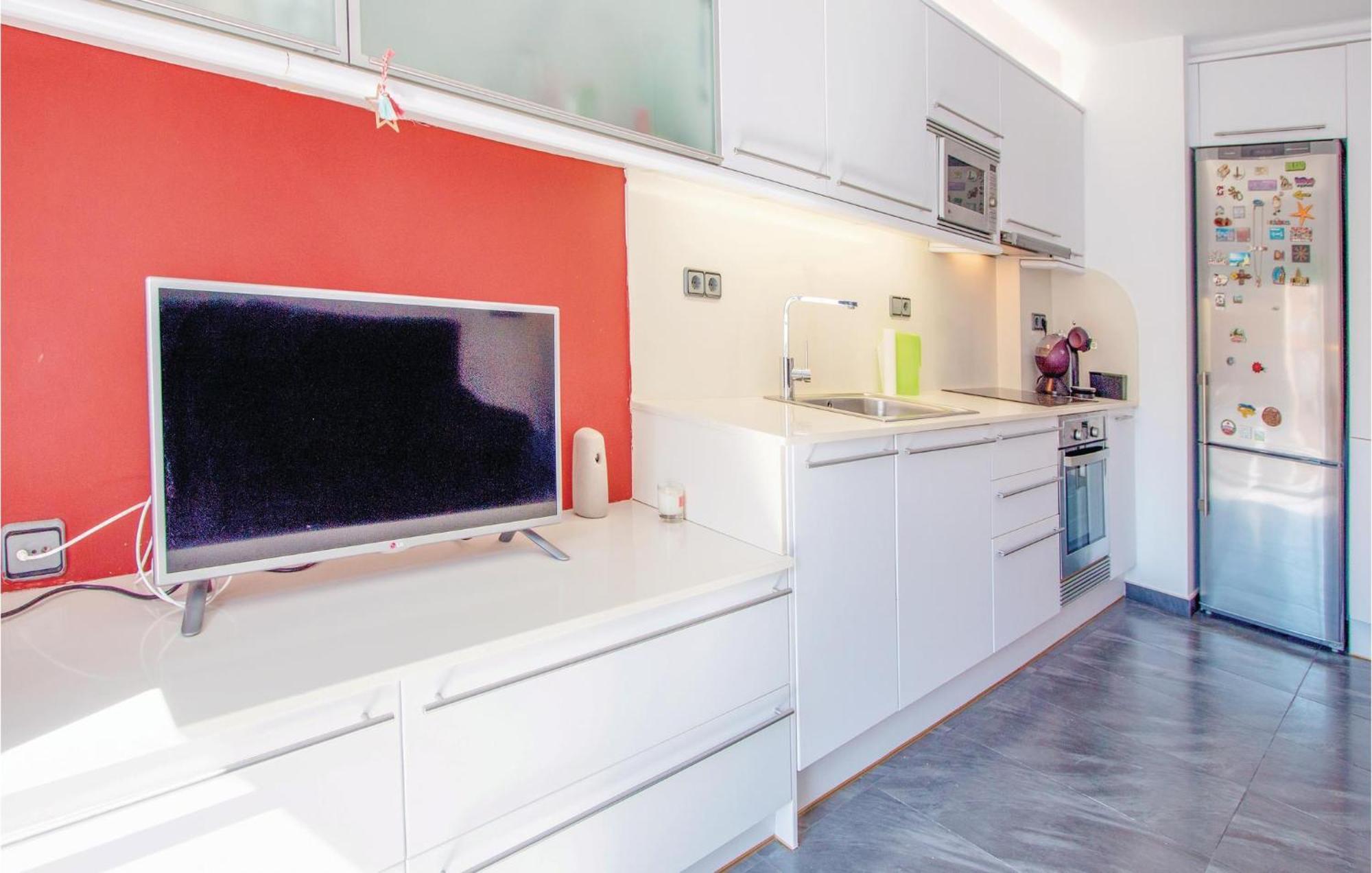 2 Bedroom Cozy Apartment In Бланес Экстерьер фото