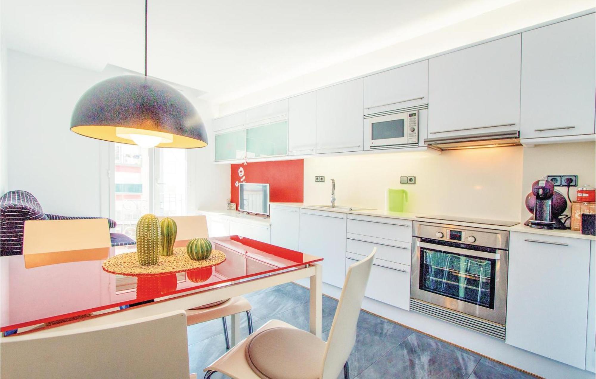 2 Bedroom Cozy Apartment In Бланес Экстерьер фото