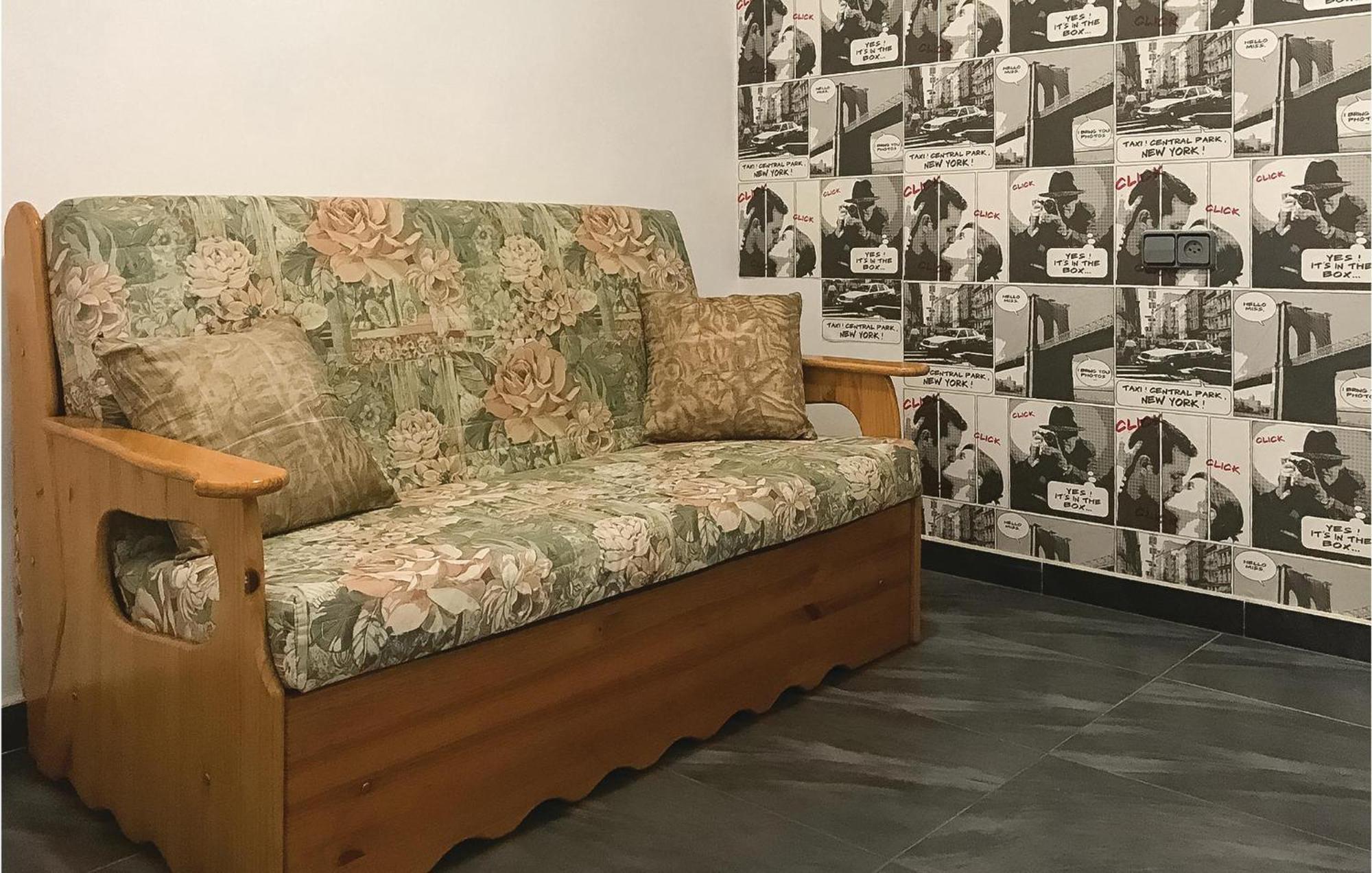 2 Bedroom Cozy Apartment In Бланес Экстерьер фото